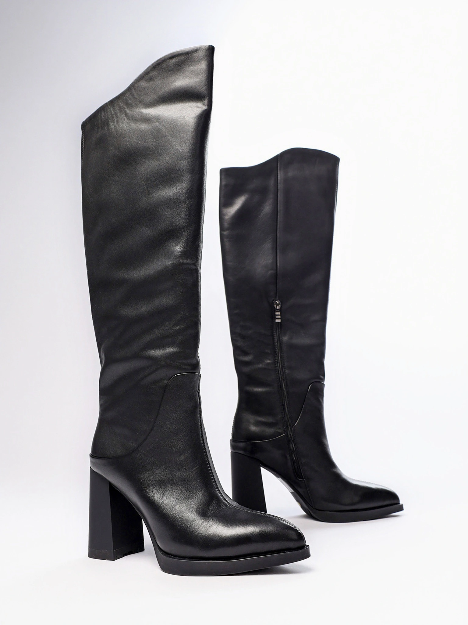 Сапоги черного цвета на высоком каблуке